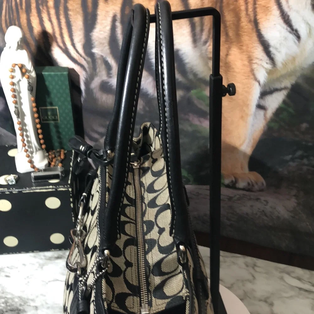 Coach Hamptons Signature C Medium Carryall Tote Bag. In GUC
Black Leather - Picture 6 of 15